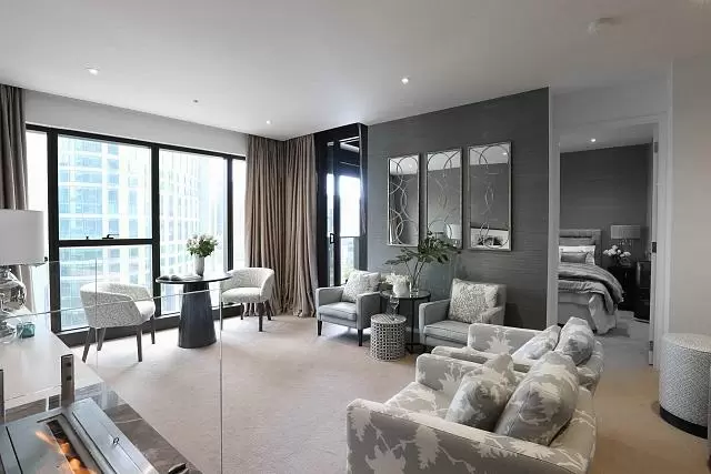 евро гостиная с натяжным потолком