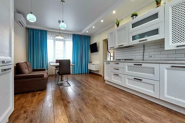 стильная кухня с деревянным полом