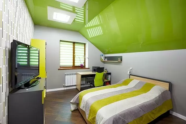 зелёный глянцевый натяжной потолок