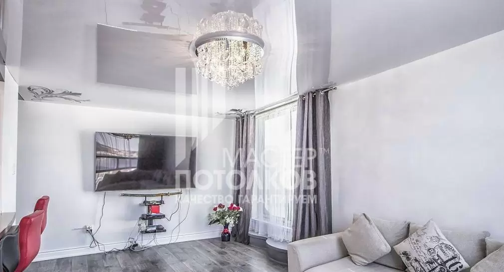 интерьер большой комнаты с телевизором