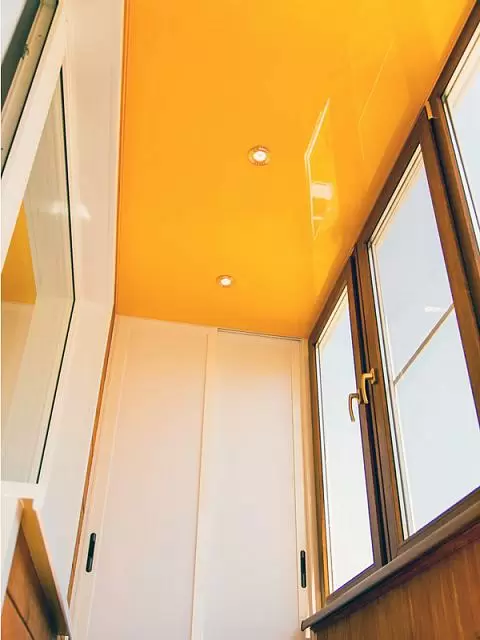 жёлтый глянцевый потолок на балконе