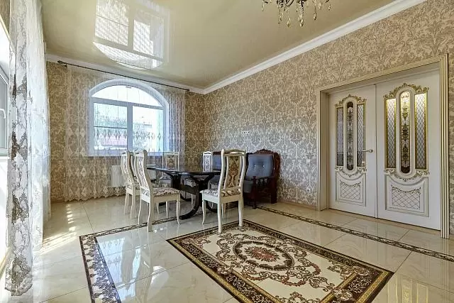 комната с глянцевым потолком и мраморным полом