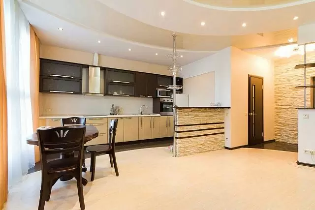 студия с недорогой и простой отделкой