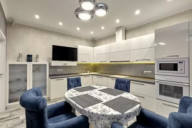 кухня с натяжным потолком Base Line