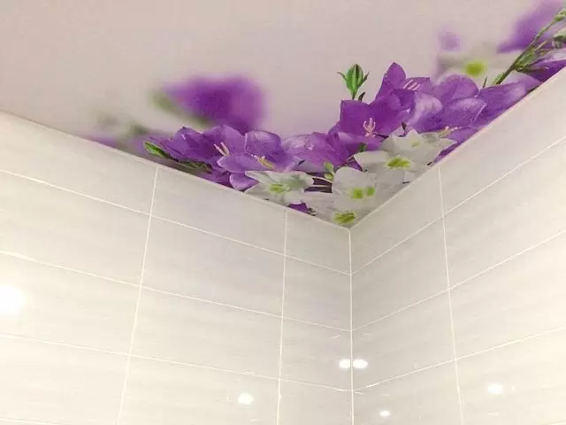 светлая плитка с цветами в ванной