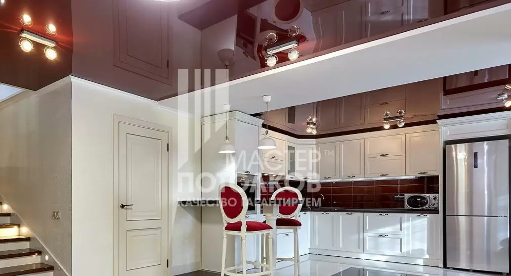 красные глянцевые потолки в частном доме