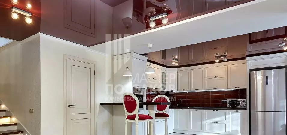 красные глянцевые потолки в частном доме