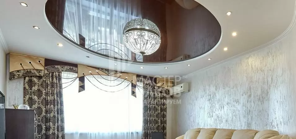 овальный двухуровневый потолок с люстрой