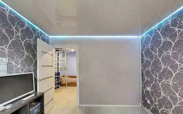 парящий глянцевый натяжной потолок