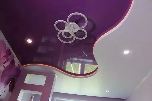 необычный фиолетовый двухуровневый потолок