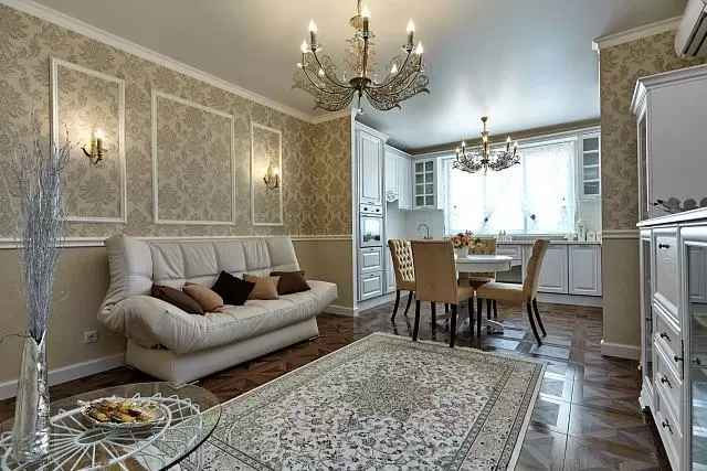 сатиновый натяжной потолок с люстрами