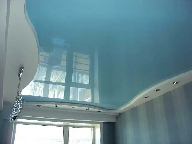 голубой глянцевый натяжной потолок