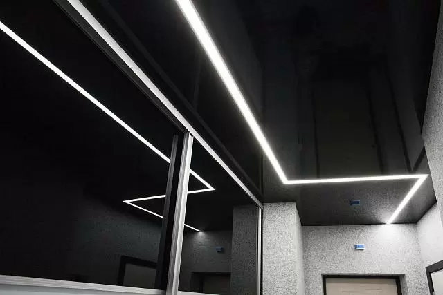 чёрный натяжной потолок с линиями