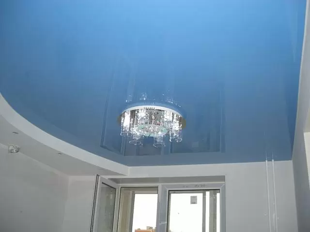 комната с глянцевым натяжным потолком