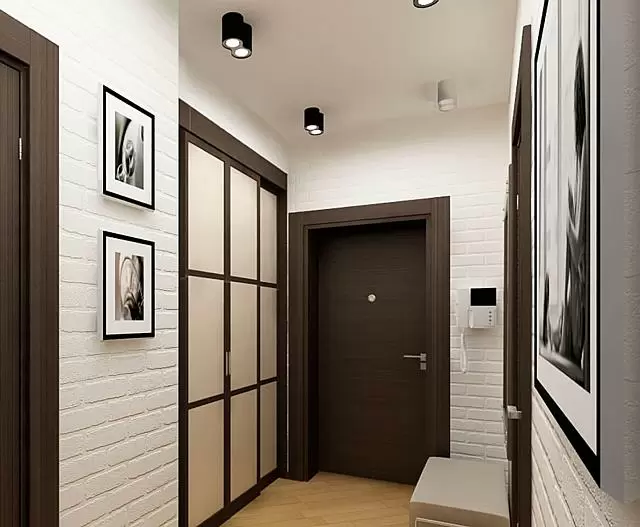 маленький коридор с коричневой дверью