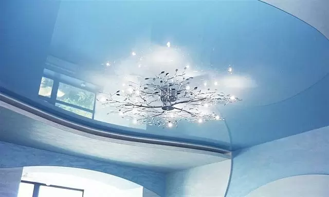 голубой глянцевый потолок с люстрой