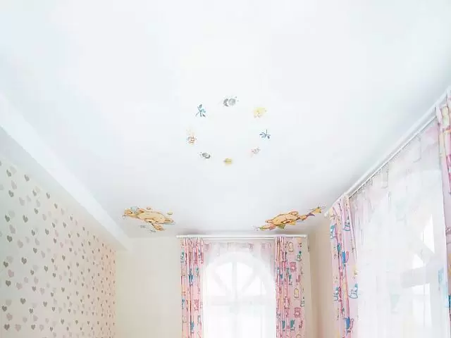 тканевый потолок с квадратными светильниками