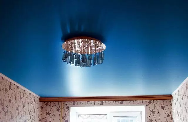 голубой потолок с небольшой люстрой
