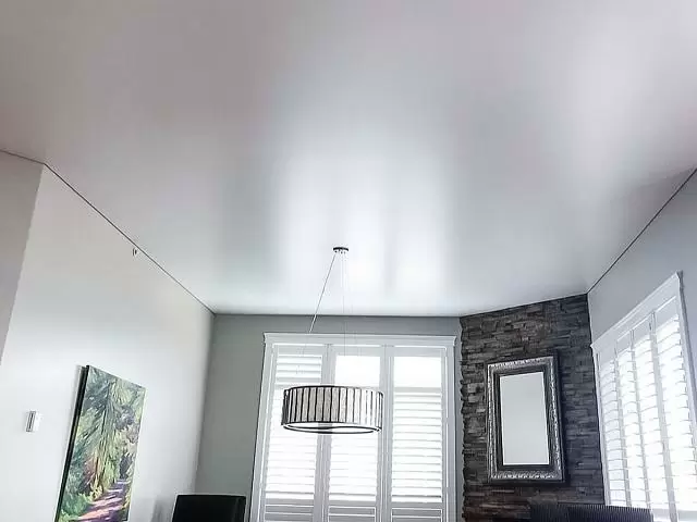 жёлтый глянцевый потолок на балконе