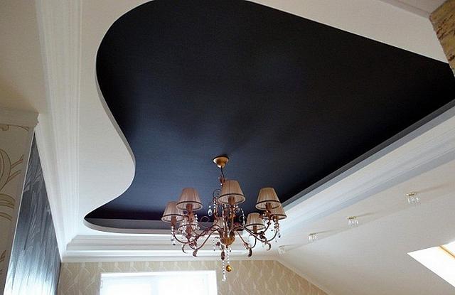 чёрно-белый двухуровневый потолок