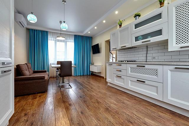 стильная кухня с деревянным полом