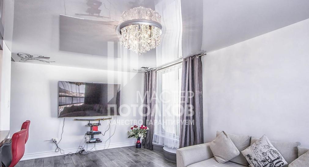 интерьер большой комнаты с телевизором