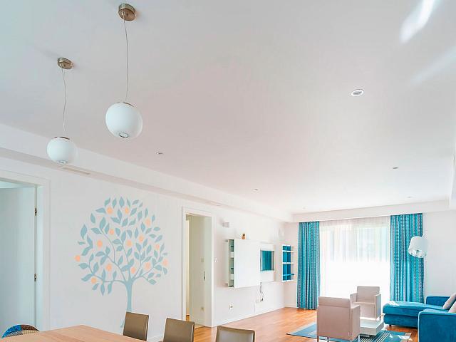 жёлтый глянцевый потолок на балконе