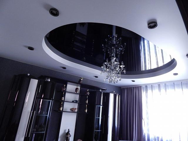 двухуровневый чёрный потолок с люстрой