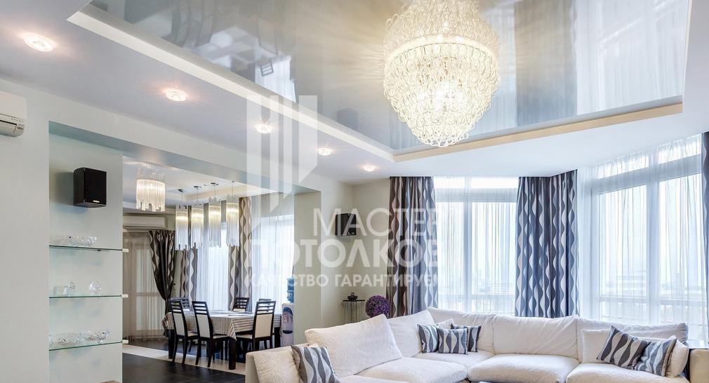 комната отдыха с двухуровневым потолком