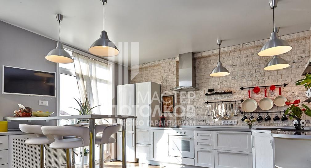 серебристый потолок с вытяжкой на кухне