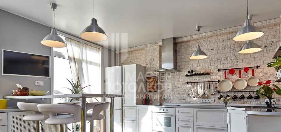 серебристый потолок с вытяжкой на кухне