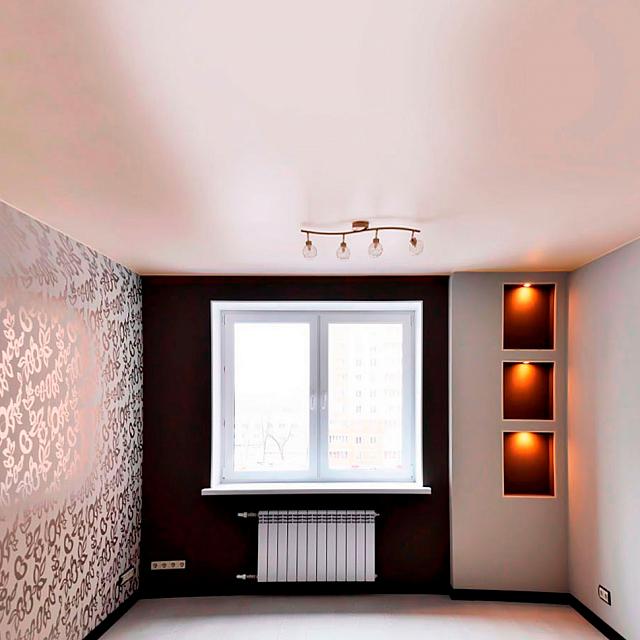 сатиновый натяжной потолок в гостиной