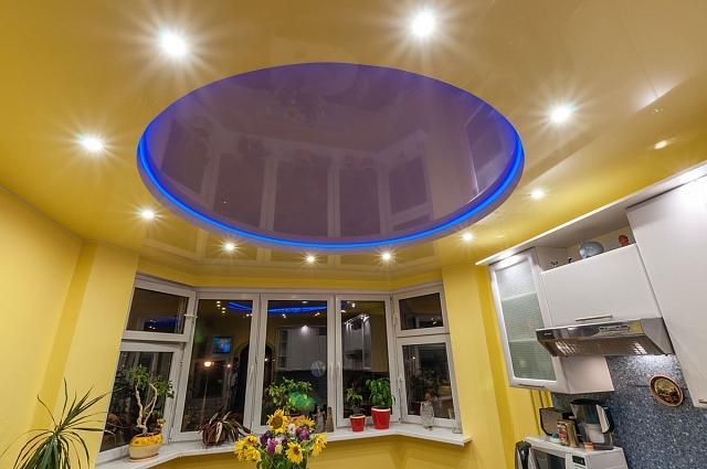 круглый натяжной потолок с подсветкой