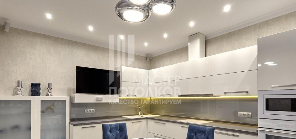 кухня с матовым натяжным потолком