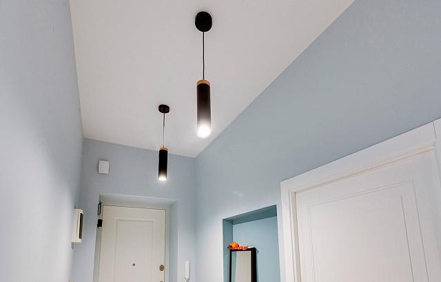 белый натяжной потолок в прихожей