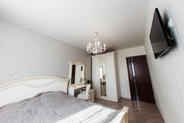 светлая спальня с классической обстановкой