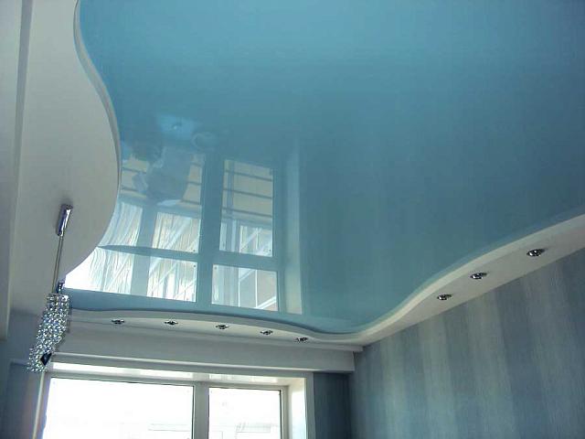 голубой глянцевый натяжной потолок