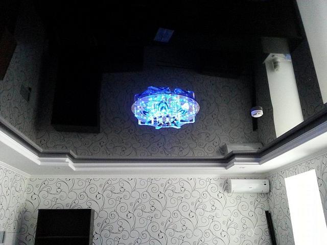 чёрный глянцевый натяжной потолок