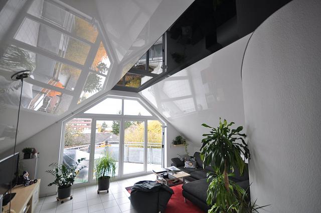 глянцевый натяжной потолок на мансарде