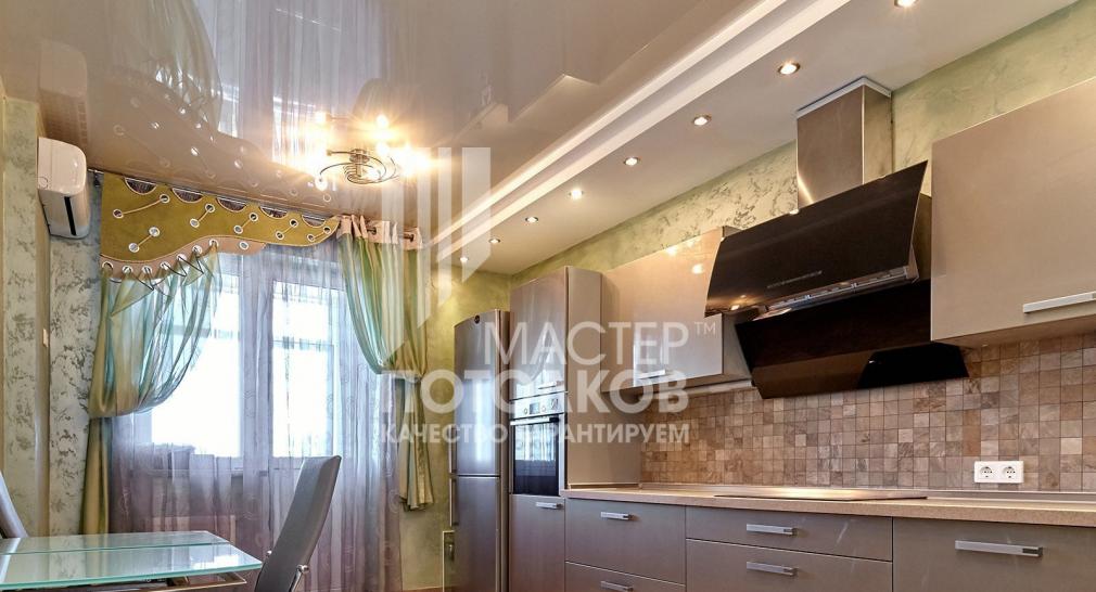 кухня с двухуровневым натяжным потолком