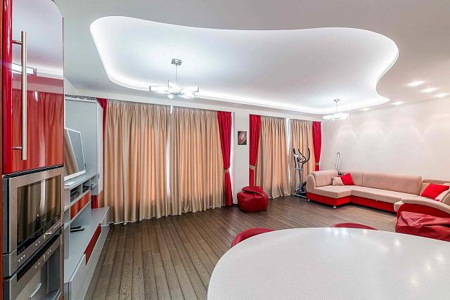 большая гостиная с натяжным потолком