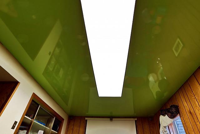комбинированный зелёный потолок с подсветкой