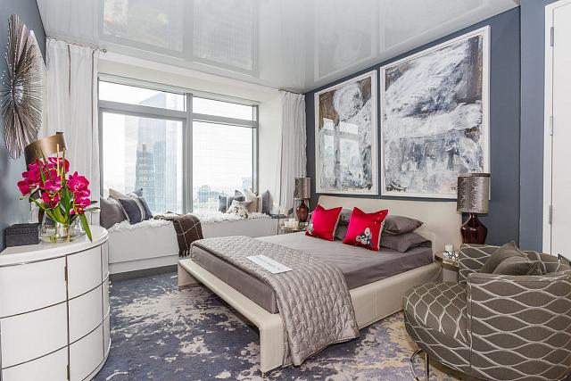 маленькая спальня с большим окном